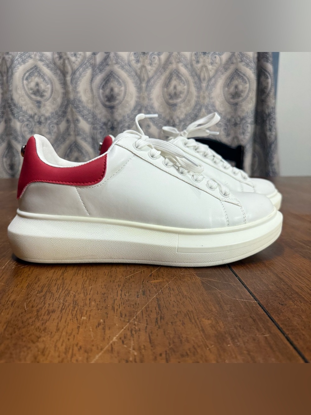 Steve Madden Men’s Size 9M White Red Lace Up Sneakers
